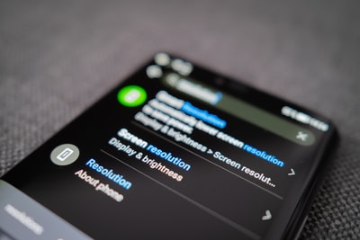 黑色的android智能手机在灰色的纺织品
